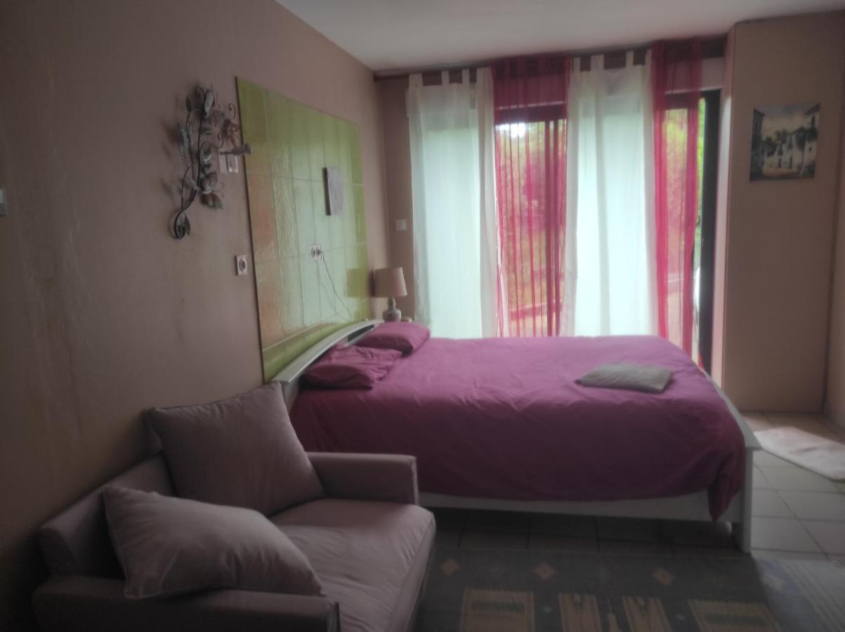 Chambre spatieuse avec grand lit. Aspet Extérieur photo